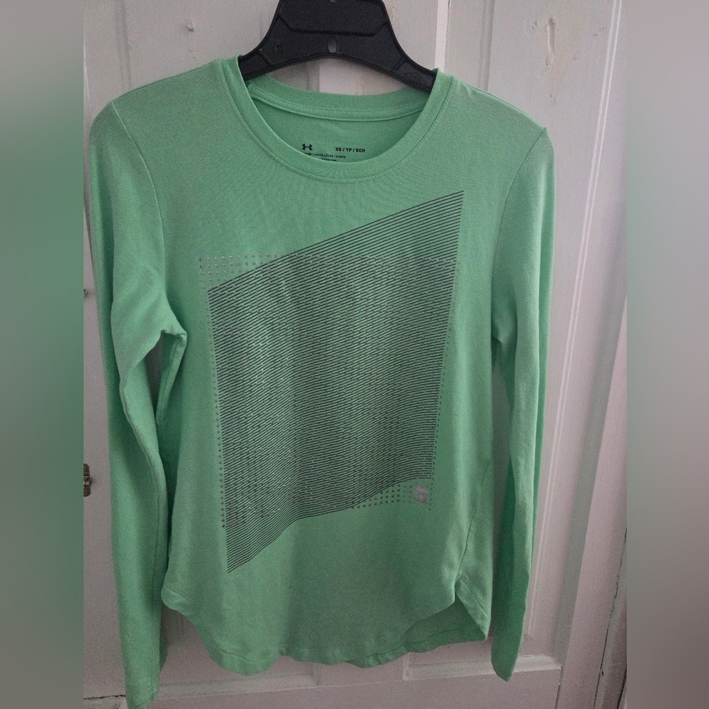 Under Armour Green Long Sleeve Shirt Size XS Loose Fit